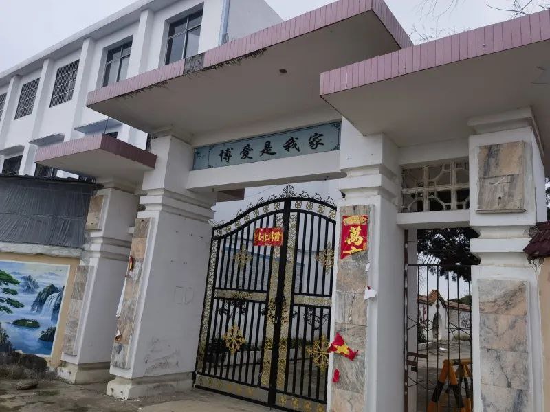 » 6. 湖北随县博爱特校性侵案调查：校长性侵多名残障学生墙的左边，是一间上百平方米的音乐教室，湖北省随县博爱特校的残障学生们曾在这里唱歌；墙的右边，是这所学校校长刘爱业的办公室