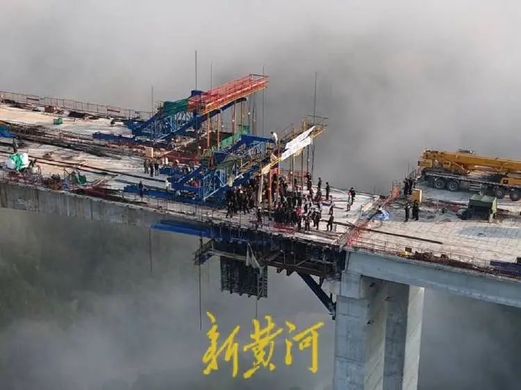 » 6. 广西上百米高在建桥上爆发讨薪冲突  6名工人被拘新黄河记者采访中了解到，该视频事发去年10月，地点为当时在建的龙被底大桥，由中国一冶广西分公司(以下简称“中国一冶”)承建，冲突一方为大桥施工工人，另一方为中国一冶公司保安，该冲突导致双方多人受伤