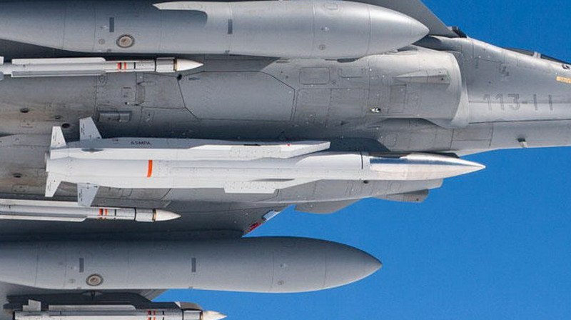 11. 敏感时刻 法国试射一枚未装药核导弹一架从法国西南部空军基地起飞的“阵风”战斗机发射了一枚升级版中程“空对地”战略导弹（ASMP-A）