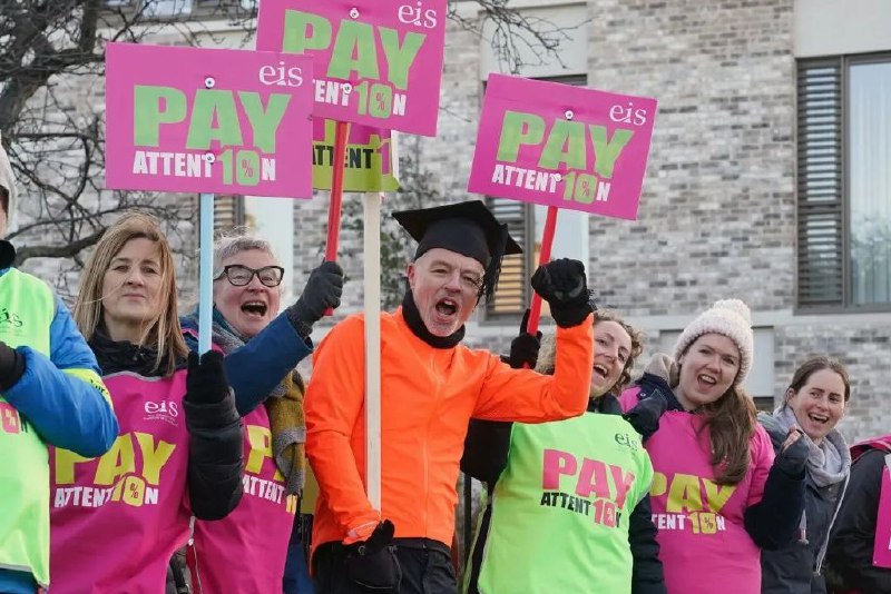 » 13. 英国7万名教师罢工，11.5万名皇家邮政员工罢工11月24日，苏格兰教育协会的成员举行了近40年来首次全国性的工资罢工，教师们的行动预计将导致苏格兰大部分学校关闭
