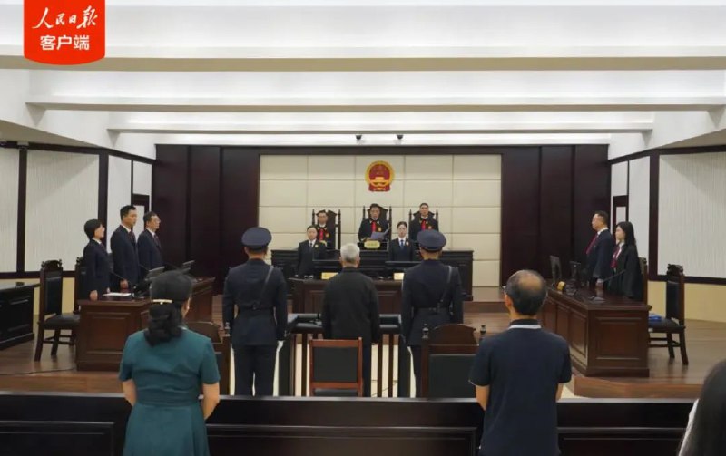 » 2、受贿8451万，农行原副行长楼文龙判无期2025年8月25日，福建省泉州市中级人民法院一审公开宣判中国农业银行原党委委员、副行长楼文龙受贿案，对被告人楼文龙以受贿罪判处无期徒刑，剥夺政治权利终身，并处没收个人全部财产；对楼文龙受贿所得及孳息依法予以追缴，上缴国库