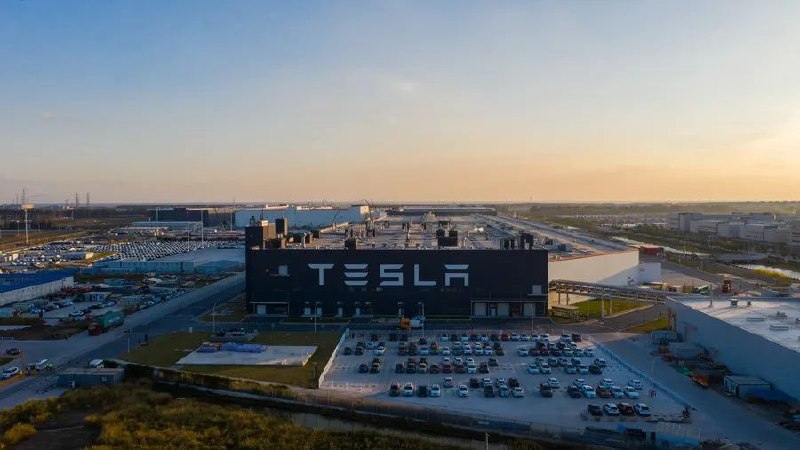 4. 特斯拉上海超级工厂复工 已有约8000人到岗特斯拉上海超级工厂生产制造高级总监宋钢介绍，19日下午开始，上海超级工厂正式启动整车生产，第一天按照正常速度的80%到90%进行生产，接下来，企业会进行产能爬坡，逐步实现单班制满产