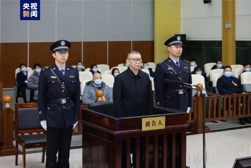 » 受贿超5亿，原银监会党委委员、副主席蔡鄂生一审被判死缓2023年12月29日，江苏省镇江市中级人民法院公开宣判原中国银行业监督管理委员会党委委员、副主席蔡鄂生受贿、利用影响力受贿、滥用职权一案，对被告人蔡鄂生以受贿罪判处死刑，缓期二年执行，剥夺政治权利终身，并处没收个人全部财产，在其死刑缓期执行二年期满依法减为无期徒刑后，终身监禁，不得减刑、假释；以利用影响力受贿罪判处有期徒刑十二年，并处罚金人民币五百万元；以滥用职权罪判处有期徒刑九年，决定执行死刑，缓期二年执行，剥夺政治权利终身，并处没收个人全部财产，在其死刑缓期执行二年期满依法减为无期徒刑后，终身监禁，不得减刑、假释；对蔡鄂生犯罪所得及孳息依法予以追缴，上缴国库，不足部分，继续追缴