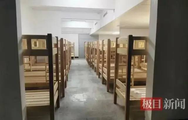 2. 河南一优质初中扩招，学生宿舍80人一间：已启动问责机制9月5日， 有家长反映河南濮阳经济技术开发区，濮上实验学校开学第一天，学生住在80人一间“仓库式”宿舍，消防安全和健康无法保证，令人担忧