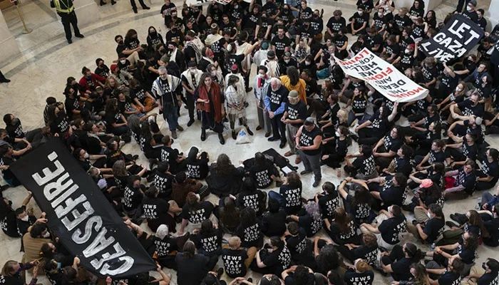 » 11. 美军称在红海拦截胡塞武装导弹与无人机据美国国防部发言人证实，当地时间19日，在红海地区部署的美国海军“卡尼”号驱逐舰拦截了3枚也门胡塞武装向北发射的巡航导弹以及至少8架无人机