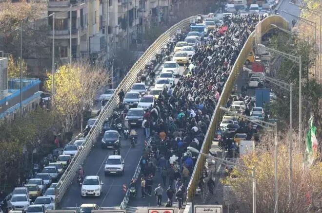 » 2、伊朗汇率暴跌 央行行长辞职  爆发全国性游行据美国有线电视新闻网报道，周一，伊朗爆发了三年来最大规模的抗议活动，起因是该国货币兑美元汇率跌至历史最低点，同时中央银行行长穆罕默德·礼萨·法尔津宣布辞职，这一系列事件让本就紧张的局势愈发严峻