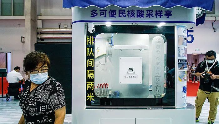 » 2、被废弃在2022年的核酸采样亭：挂上闲鱼，“出个价就卖”全面撤卡撤点后，一度是社区标配的核酸采样亭怎样了？据全国多地卫健委的公布情况，部分被改作临时发热门诊和退烧药出售点