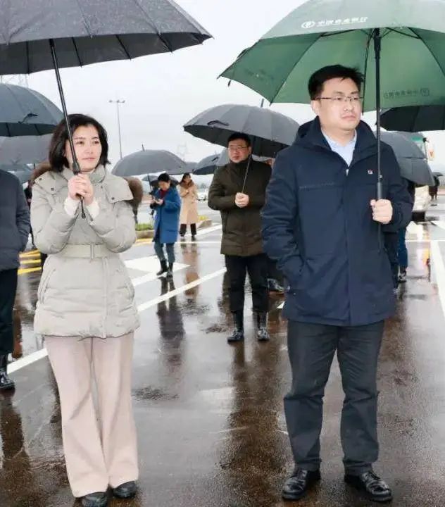 » 2、江西通报李佩霞事件：乡书记腐败，县委书记利用职权发生关系2023年6月，江西省纪委监委信访室收到群众实名检举李佩霞的信访件，反映李佩霞任万年县上坊乡党委书记期间，存在虚列经费、违规做假账、违规插手工程等问题，省纪委监委根据信访举报处理的有关规定，将信访件转万年县纪委监委处理