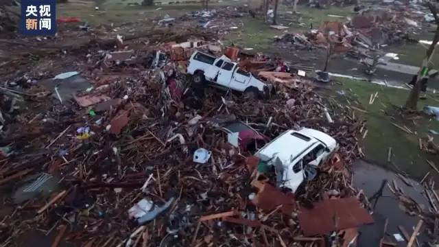 » 13. 美国多州飓风致26人死亡 拜登宣布进入紧急状态美国当地时间24日晚上，南部密西西比州、亚拉巴马州等地遭猛烈龙卷风袭击，共造成26人死亡