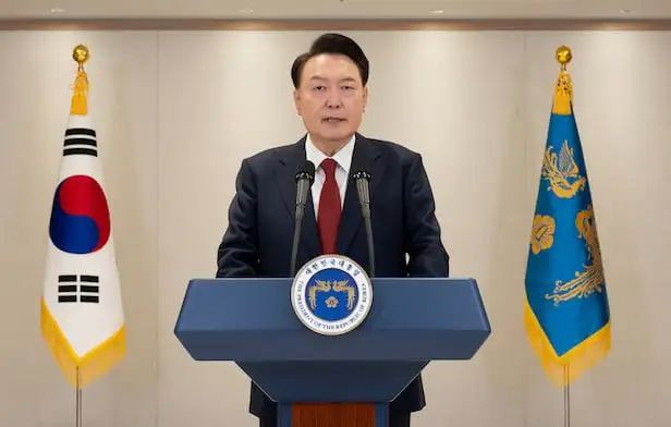 » 6. 尹锡悦否认戒严是内乱：将战斗到最后一刻当地时间12日，韩国总统尹锡悦发表全国讲话，再次批评在野党裹挟国会，滥用弹劾公职人员权力，并否认“紧急戒严”是“内乱”，表示将坦然面对弹劾和调查