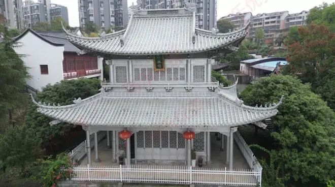» 2、湖南地标永兴银楼司法拍卖  材料包含5万两白银近日，位于湖南郴州市永兴县的地标建筑“永兴银楼”被拍卖，但最终因无人出价而流拍