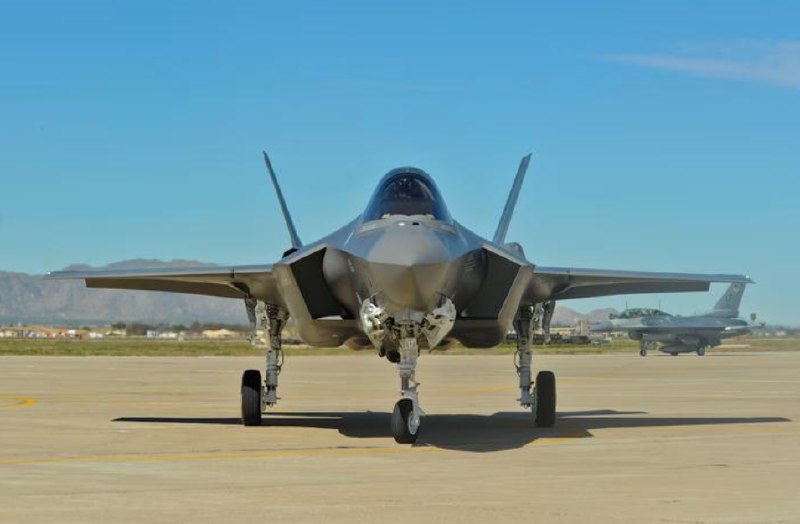 » 4、 美军缩减F-35战机采购量据美国“防务一号”网站7月23日报道，在制造商洛克希德·马丁公司升级军机方面取得进展之前，美国空军不会按照原计划的量采购F-35战机