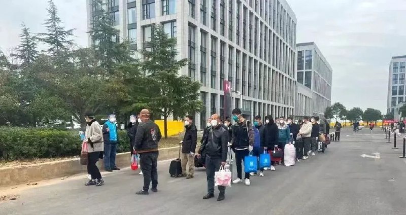 » 6. 河南多地要求基层干部带队支援富士康 亲自进厂务工支援财联社记者从多位一线基层人员处获悉，河南部分地区要求发挥带头作用，基层干部带头去郑州富士康务工，务工期限1-6个月不等，据了解，近两日已经有干部前往郑州富士康务工支援