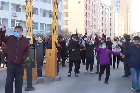 3. 延边州率先“解封”，吉林市染疫降至日增234例有望尽快清零本轮疫情发展至今，吉林省累计报告感染者超过6万例，疫情最为严重的长春、吉林两市，长春市疫情持续进展，仍处于高位，日新增2189例感染者；吉林市主城区疫情波动下降，日新增234例感染者