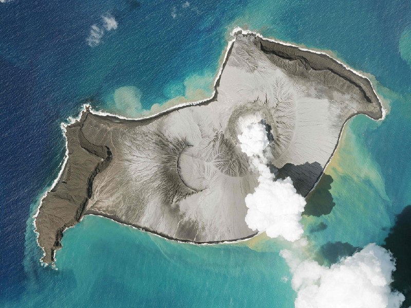 17. 汤加火山喷发获确认为有仪器记录以来地球大气层内的“最大爆炸”超过任何一次核爆试验以及20世纪以来的其他火山喷发
