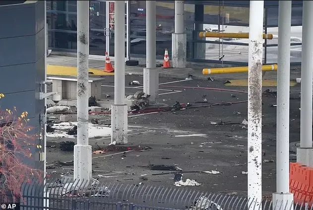 » 7. 美国加拿大尼亚加拉大瀑布桥遇恐怖袭击 只有两名当事人死亡刚刚，在纽约尼亚加拉大瀑布彩虹桥上发生了一起未遂恐怖袭击事件