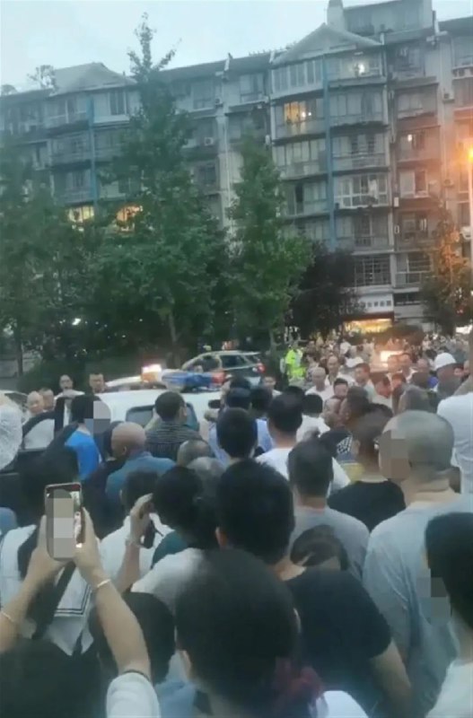 » 9. 四川内江市城管与摊贩爆发群体斗殴 被警察平息6月13日，多位网友称，四川省内江市东兴区城管队员和摊贩发生冲突