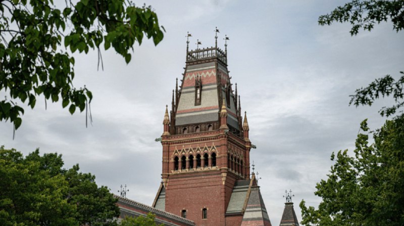 » 2、 哈佛大学宣布关闭多元化办公室据埃菲社7月24日报道，一直与特朗普政府存在争议的哈佛大学日前宣布，将关闭其为少数族裔学生、性少数群体和女性设立的三个办公室，并将相关人员调至新成立的机构