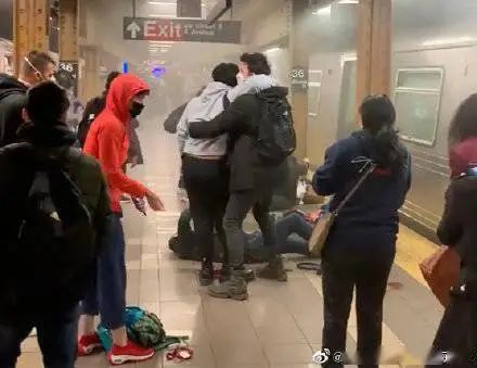 7. 黑人男子在纽约地铁扔烟雾弹开枪 29人受伤  嫌犯在逃据CNN报道，当地时间12日早上，在美国纽约布鲁克林地铁站内，一名戴防毒面具的非裔男子在车厢扔烟雾弹后，向人群连开33枪，造成至少29人受伤