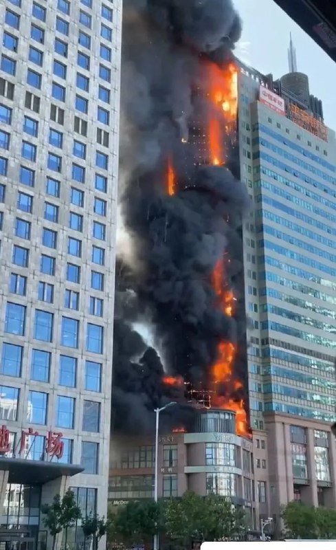 » 14. 天津南开区新天地大厦外沿起火，无人员伤亡
