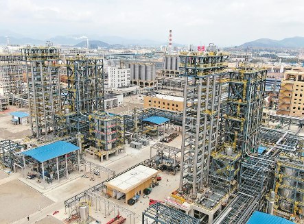 6. 全球最大年产120万吨多元共聚聚丙烯装置交付验收18日，中景石化全球最大年产120万吨多元共聚聚丙烯装置中交验收仪式举行，标志着这一福建省重点项目顺利进入调试阶段，预计6月份开车投产