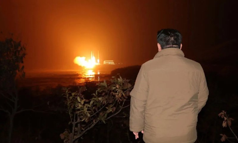 » 13. 两次失败后 朝鲜宣布成功发射侦察卫星经历两次试射失败之后，朝鲜11月22日宣布，侦察卫星“万里镜-1”号试射成功