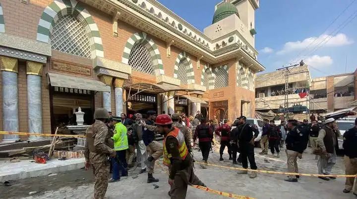 » 7. 巴基斯坦白沙瓦清真寺爆炸事件已致100人死亡，221人受伤当地时间31日凌晨，巴基斯坦塔利班发言人称，他们和此次爆炸案没有关系