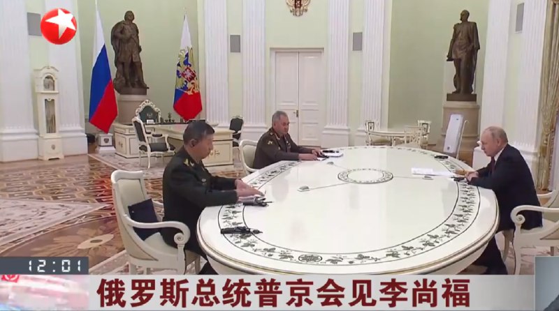 » 5. 俄罗斯总统普京会见李尚福普京说，俄中军事合作在两国关系中占有重要地位，希望两军加强联合演训、专业交流等领域合作，不断深化两国战略互信