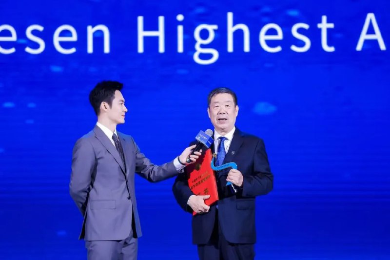 » 1. 探月工程总设计师吴伟仁：2030年前中国人的脚印肯定会踏在月球上4月24日是第八个中国航天日，总台央视记者日前来到位于北京的深空探测实验室，对中国探月工程总设计师吴伟仁院士进行了独家专访