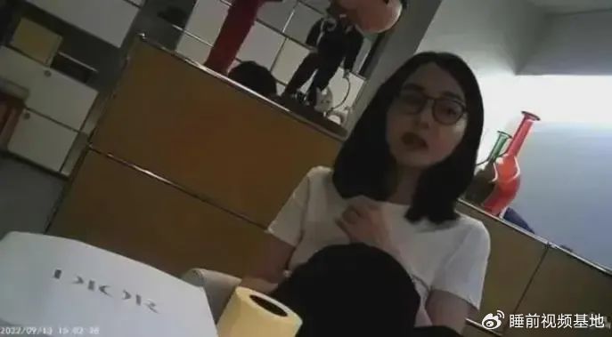 » 8. 尹锡悦就夫人收受名牌包向国民致歉  韩联社5月9日报道称，韩国总统尹锡悦9日在龙山总统府举行就职两周年国民报告会暨记者会时就夫人金建希收受名牌包一事向国民致歉