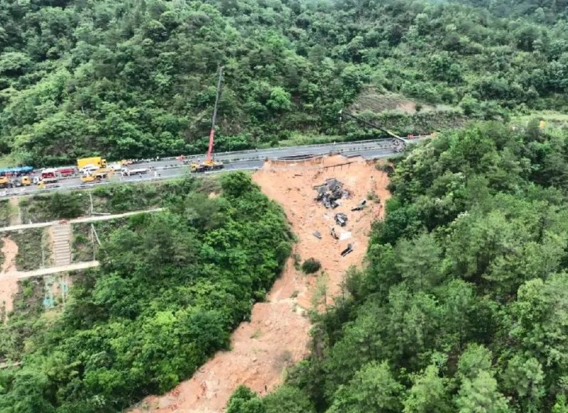 » 4、广东梅大高速凌晨塌陷 多辆汽车坠落 至少24人死新华社5月1日电，记者从梅州市有关方面获悉，梅大高速路面塌方事故相关处置工作正在进行中