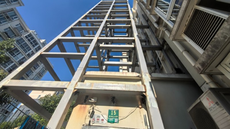 » 3、隔壁1楼举报 上海一小区加装电梯“烂尾”翻阅一些公众号，仍能找到名为《新江湾城街道首个住宅小区加装电梯项目开工啦》的文章