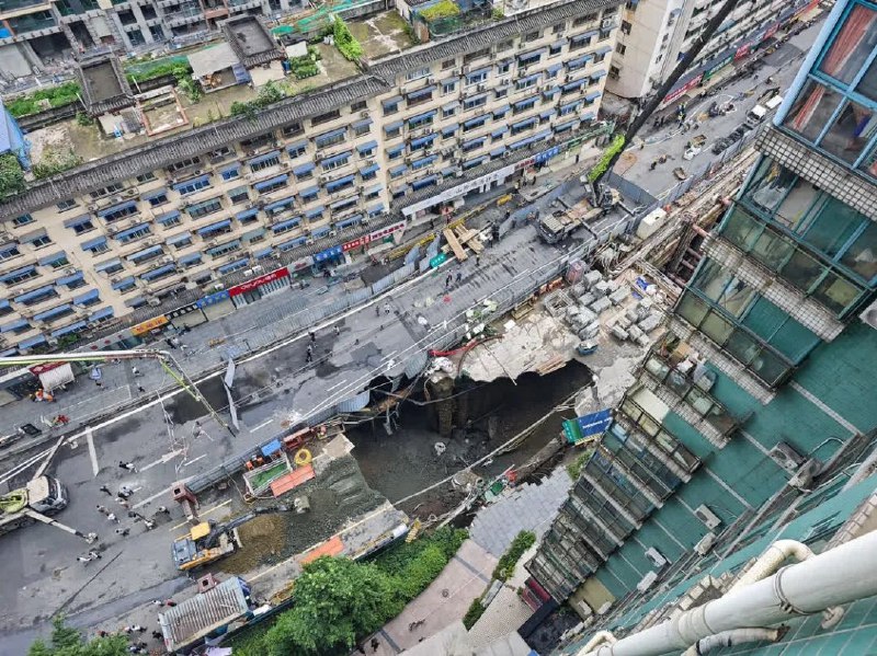 » 7. 成都地铁在建工程塌陷  附近住宅楼居民撤离6月21日凌晨3时50分，成都在建地铁13号线锦里西路附近路面坍塌