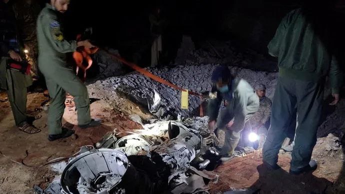 13. 印度就“导弹误射”事件革职3名军官，巴方拒接受处理结果印度空军8月23日就“导弹误射巴基斯坦”事件宣布惩处措施，解除了3名军官职务