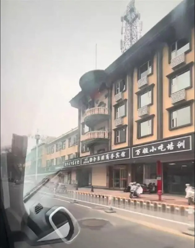 » 6. 沧州为火车站附近街道统一“黑底白字”招牌近日，沧州市新华区沧州站附近一条街道店铺统一安装“黑底白字”招牌被吐槽