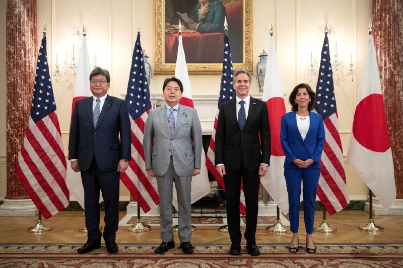 9. 日美出台强化半导体供应链计划 将建下一代半导体联合研发中心日美两国政府7月29日在美国华盛顿召开了负责外交和经济的阁僚出席的“日美经济政策磋商委员会”（经济版2+2）首次会议，出台了以强化半导体等重要物资供应链、共同开发尖端技术等4项为主要内容的行动计划，就加强团结达成了共识