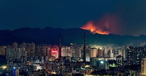 3. 极端高温下四川重庆频发山火 当地紧急通知全面落实封山令8月14日以来的一周多时间，两省份有公开报道的山火已达19起，涉及14县区，其中重庆涪陵区荔枝街道山火过火面积约500亩，四川合江县山火已蔓延至贵州赤水市
