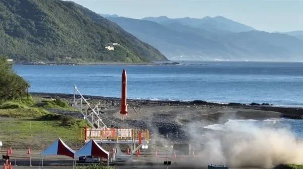 12. 台湾首枚类卫星载具火箭升空2分钟后落海 曾两次延后发射时间据台湾“中央社”7月10日报道，类卫星载具火箭HTTP-3A第二级火箭10日在屏东旭海顺利发射，飞行约2分钟
