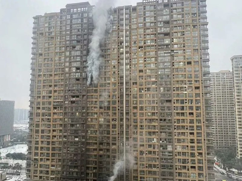 » 3、南京火灾 死亡从5人上升到15人 确认因为电动车充电2月24日，南京召开新闻发布会，通报雨花台区“2·23”火灾事故有关情况