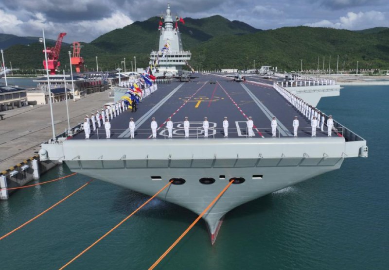 » 3、福建号航母服役 中国第三艘11月5日，我国第一艘电磁弹射型航空母舰福建舰入列授旗仪式在海南三亚某军港举行