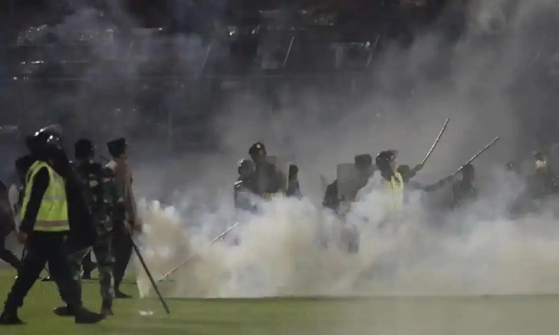 » 3. 百条人命，印尼足协却忙着甩锅给警察！许多父母找不到孩子日前，印尼媒体透露造成印尼体育场特大伤亡的原因