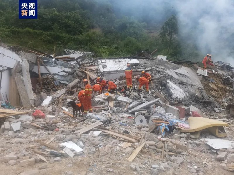 » 4. 湖南新晃山体滑坡 8人死亡23日凌晨4时30分，湖南省新晃侗族自治县鱼市镇斗溪村龙塘组发生突发性山体滑坡，造成4栋房屋倒损，2户8人失联
