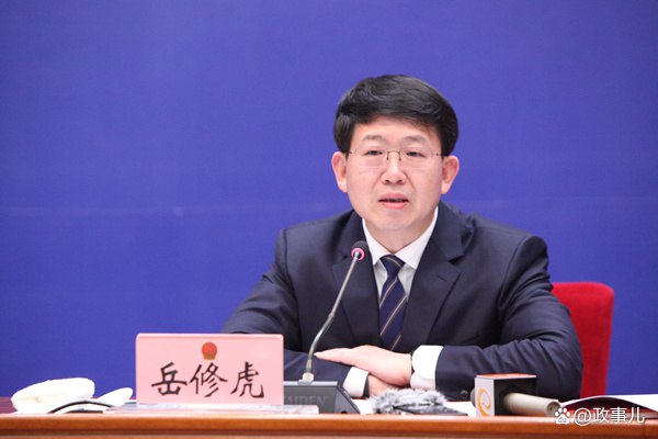 » 7. 云南副省长同时兼任发改委主任、公安厅厅长1月15日，云南省第十四届人民代表大会常务委员会第一次会议通过，根据省人民政府省长王予波提请：决定任命岳修虎为省发展和改革委员会主任、省公安厅厅长