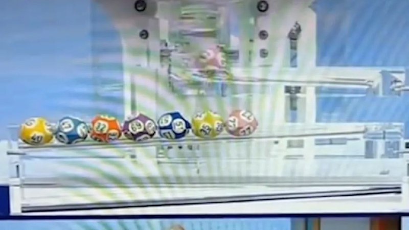 » 1、网曝福彩快乐8摇奖时主持人提前播报中奖球号，随后直播立刻中断1月2日，网曝中国福利彩票“快乐8”摇奖出现事故，播报员将77号报成74号，随即立马改口77号