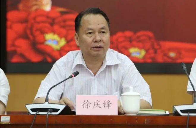 » 4. 广东省卫健委副主任倒台  主任上个月投案12月24日，广东省纪委监委消息，广东省卫生健康委党组成员、副主任，省中医药局党组书记、局长徐庆锋涉嫌严重违纪违法，目前正接受广东省纪委监委纪律审查和监察调查