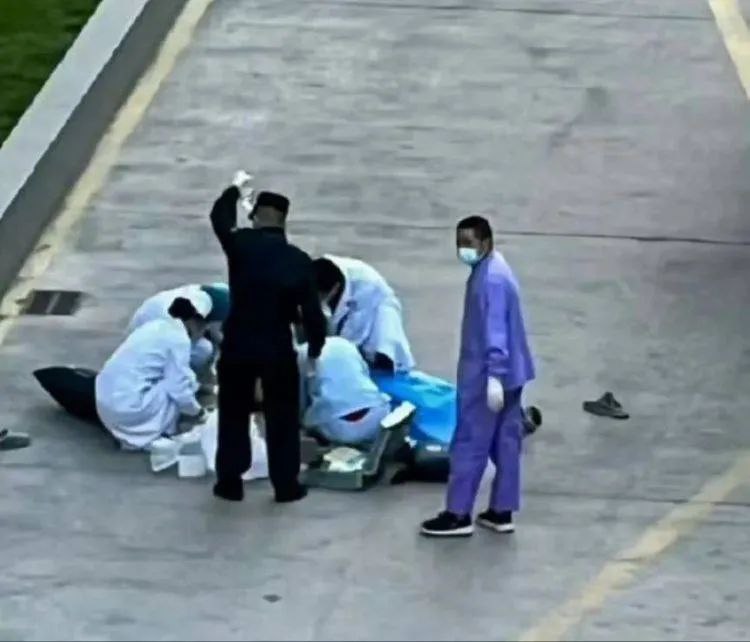 » 13. 福建一高校研究生被抢课题后坠亡？多方回应11月23日，网传福建医科大学台江校区发生一起坠楼事件，研究生陈某某坠楼身亡