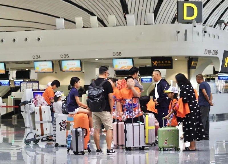 » 14. 女子带3娃买4张票登机被拒，一名成人可带几名儿童登机这几天，“女子称带3娃买4张票登机被拒”的话题引发热议