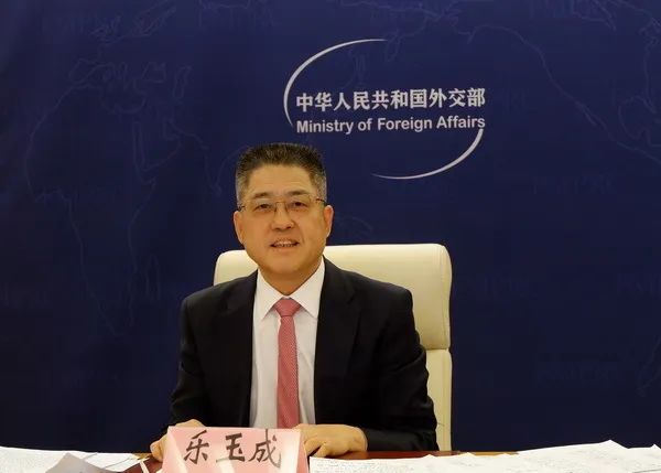 6. 外交部副部长乐玉成公开谈乌克兰问题，强调“一个巴掌拍不响”2022年3月19日，外交部副部长乐玉成在清华大学战略与安全研究中心主办的第四届战略与安全国际论坛发表演讲时，应询介绍中美元首视频通话相关情况，强调美方要将拜登总统关于中美关系的积极表态落到实处