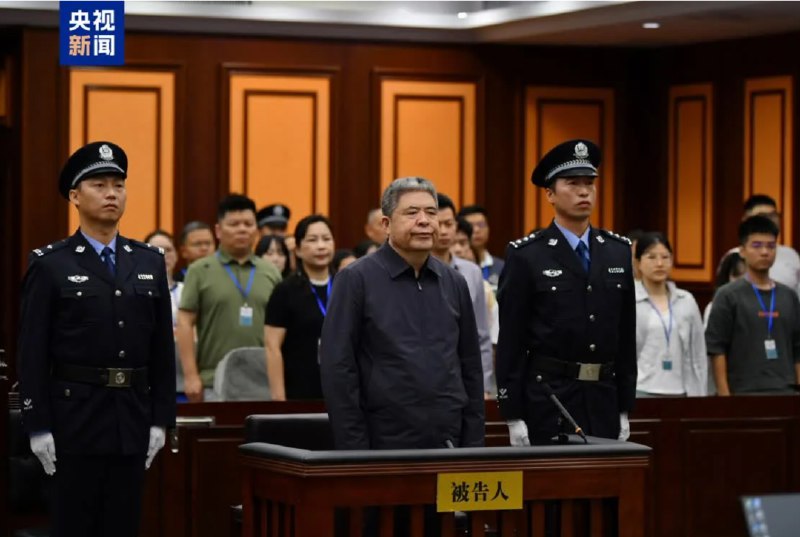 » 4、陕西政协原主席韩勇收2.61亿 判死缓2025年5月19日，广西壮族自治区南宁市中级人民法院一审公开宣判全国政协人口资源环境委员会原副主任，陕西省政协原党组书记、主席韩勇受贿案，对被告人韩勇以受贿罪判处死刑，缓期二年执行，剥夺政治权利终身，并处没收个人全部财产；对其受贿所得财物及孳息依法上缴国库，不足部分，继续追缴