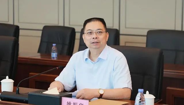 4. 银保监会约谈前海人寿实控人姚振华，立即纠正不当行为7月15日，前海人寿保险股份有限公司发布重大事项信息披露报告显示，该公司收到银保监会人身险部监管意见书